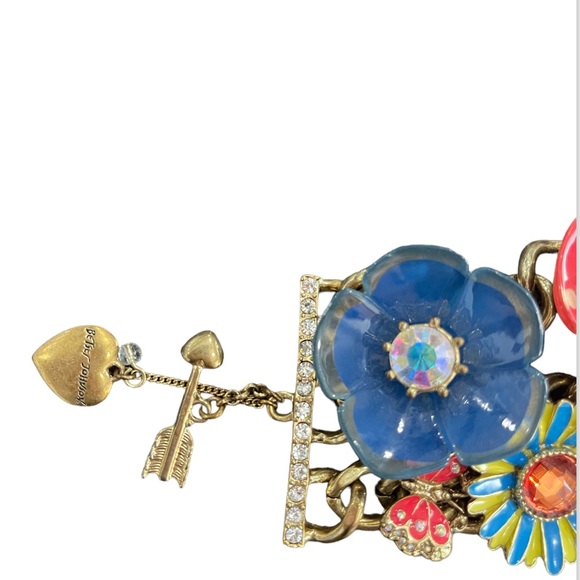 SALE!!! Betsy Johnson Vintage statement toggle bracelet. - Picture 5 of 7